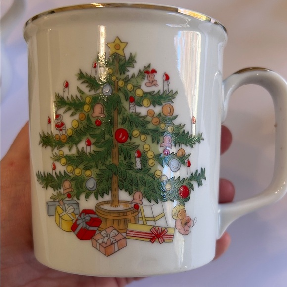Vintage Christmas Mug Set with Christmas tree Design - Picture 8 of 9